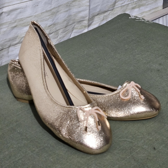 Musshoe Chic Gold Loafers with Bow Accent - Picture 3 of 10